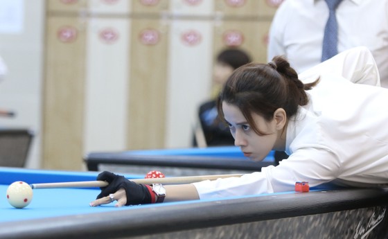 Cơ thủ Quỳnh Ngân đang thi đấu tại giải Billiard carom 3 băng nữ TPHCM. Ảnh: Dũng Phương