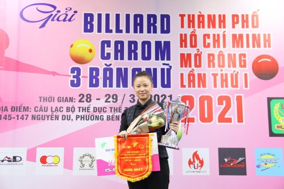 Cơ thủ Yến Nhi vô địch giải Billiard Carom 3 băng nữ đầu tiên của Việt Nam. Ảnh: DŨNG PHƯƠNG
