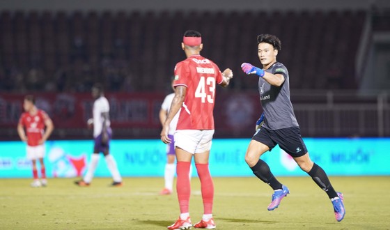 Thủ thành Bùi Tiến Dũng được hít thở bầu không khí V-League 2022 ảnh 2