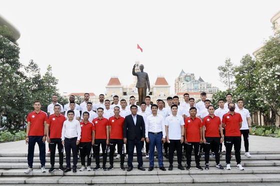 Trước lễ xuất quân, tập thể CLB bóng đá TPHCM đã thực hiện nghi thức dâng hoa tưởng niệm Chủ tịch Hồ Chí Minh tại Công viên Tượng đài Chủ tịch Hồ Chí Minh. Ảnh: DŨNG PHƯƠNG