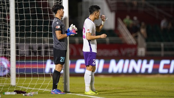 Thủ thành Bùi Tiến Dũng được hít thở bầu không khí V-League 2022 ảnh 8