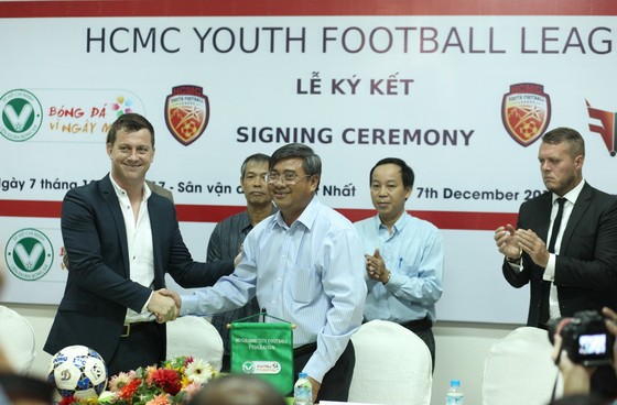 TTK LĐBĐ TPHCM Trần Đình Huấn cùng đại diện Fox Football Việt Nam ở lễ ký hợp đồng