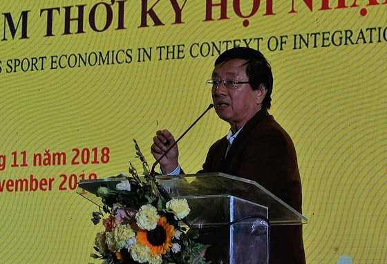 Ông Phạm Ngọc Viễn đọc tham luận tại Hội thảo