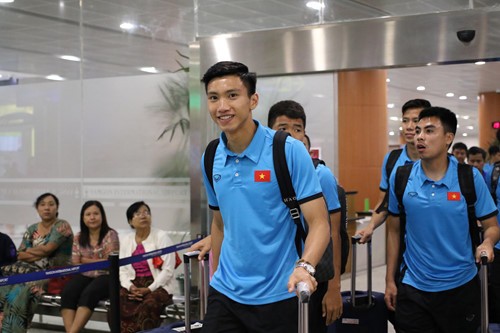 Các cầu thủ Việt Nam tại sân bay Yangon. Ảnh: Đoàn Nhật