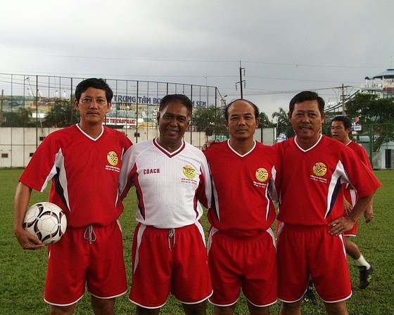 HLV Nguyễn Kim Hằng (bìa phải) tại lớp học HLV AFC. Ảnh: QUỐC CƯỜNG