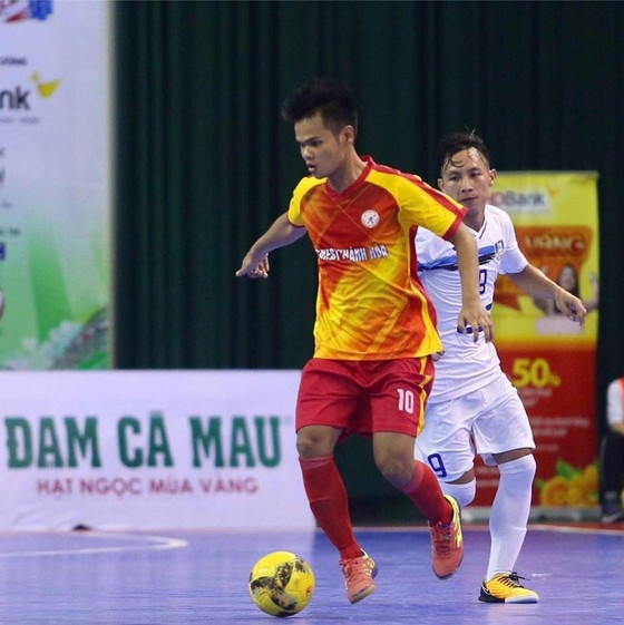 Cầu thủ Đặng Phước Hạnh (áo đỏ/vàng)