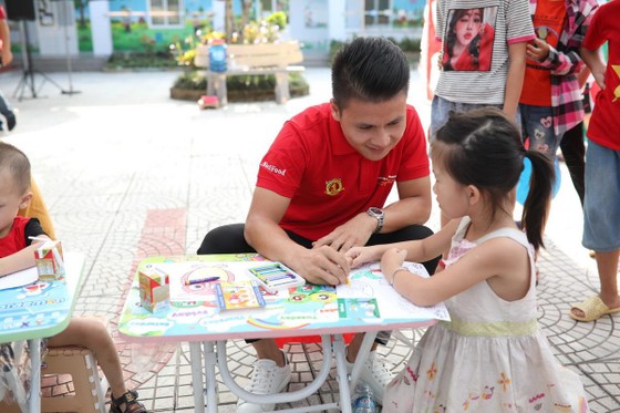 Quang Hải cùng NutiFood tặng quà cho trẻ khó khăn ở Phú Thọ ảnh 2