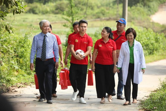 Quang Hải cùng NutiFood tặng quà cho trẻ khó khăn ở Phú Thọ ảnh 3