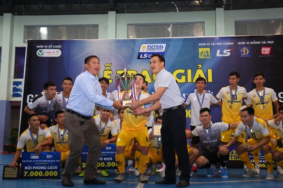 Lãnh đạo HFF và Nhà tài trợ trao Cúp vô địch cho đôiị Sahako. Ảnh: Thanh Đình