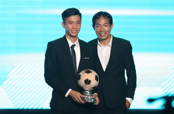 Đỗ Khải trao giải thưởng Quả bóng đống cho Phan Văn Đức tại Gala năm 2018. Ảnh: Đông Huyền