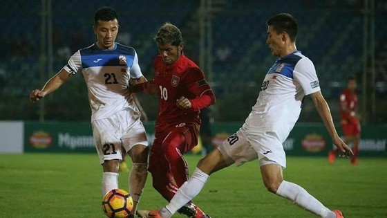 Myanmar (áo đỏ) trong trận thua 0-7 trước Kyrgyztan. Ảnh: AFC