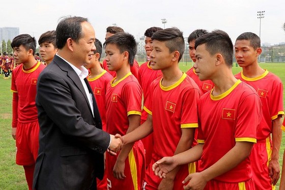 Chủ tịch VFF Lê Khánh Hải trong lần ghé thămg Trung tâm đào tạo bóng đá trẻ Việt Nam