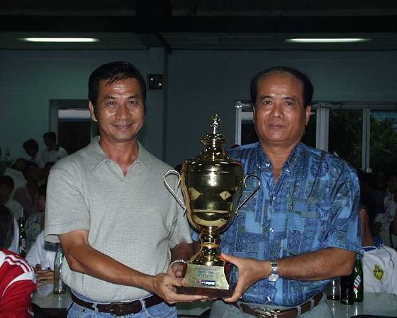 HLV Phạm Huỳnh Tam Lang (bên trái) cùng TGĐ Cảng Sài Gòn Trần Văn On vào năm 2002. Ảnh: Quốc Cường