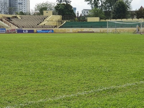 Đang giai đoạn trùng tu, SLNA xin được đá trên sân Vinh ảnh 1