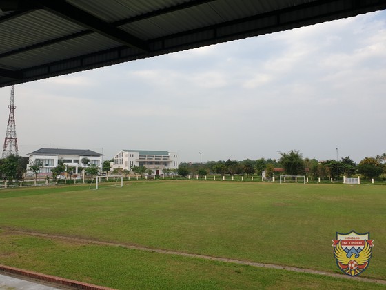 Sân Hà Tĩnh phải gấp rút nâng cấp trong gian hiện nay. 