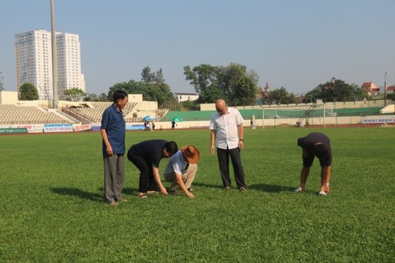 Sân Vinh và Hà Tĩnh khẩn trương cải tạo mặt sân trước khi LS V-League 2020 trở lại ảnh 1
