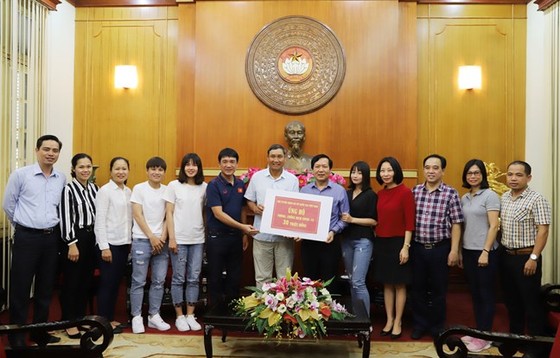 Huấn luyện viên Trưởng đội tuyển bóng đá nữ Việt Nam Mai Đức Chung trao số tiền ủng hộ cho UBTW MTTQ Việt Nam