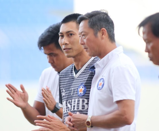 HLV Lê Huỳnh Đức giới thiệu tân binh Tuấn Mạnh với các cầu thủ Đà Nẵng. Ảnh: VIẾT ĐỊNH