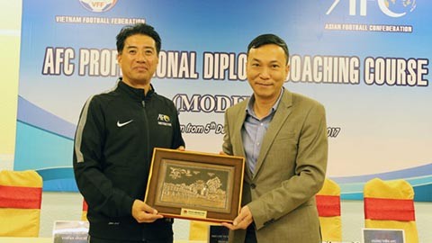 Ông Yusuke Adachi trong 1 lần sang Việt Nam cùng VFF đứng lớp đào tạo HLV AFC.