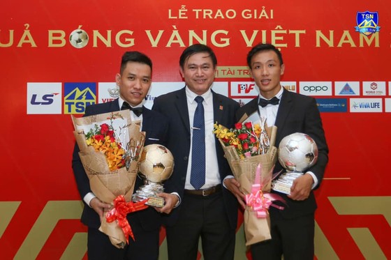 Chủ tịch CLB Thái Sơn Nam Trần Anh Tú chia vui cùng Văn Vũ và Minh Trí.