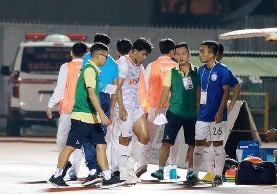 Đức Chinh rời sân vì chấn thương vào đầu trận. Ảnh: Nguyễn Hoàng