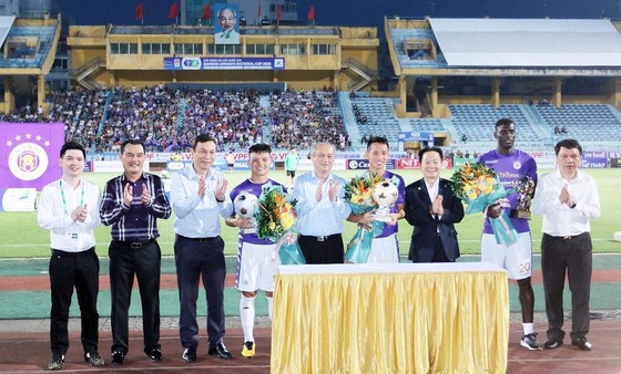 Các cầu thủ Hùng Dũng, Quang Hải và Omar được vinh danh trước trận đấu. 
