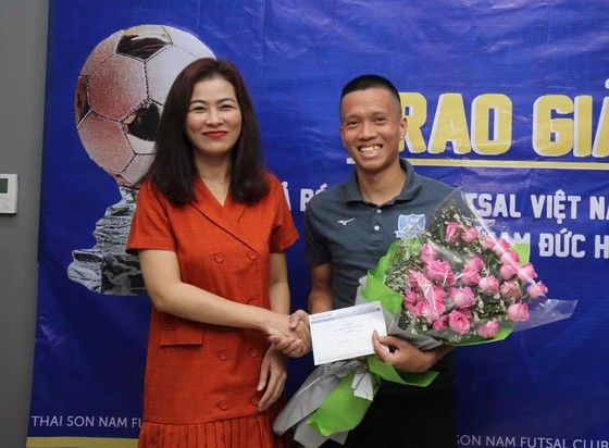 Trao giải Quả bóng đồng Futsal Việt Nam 2019 cho cầu thủ Phạm Đức Hòa ảnh 3