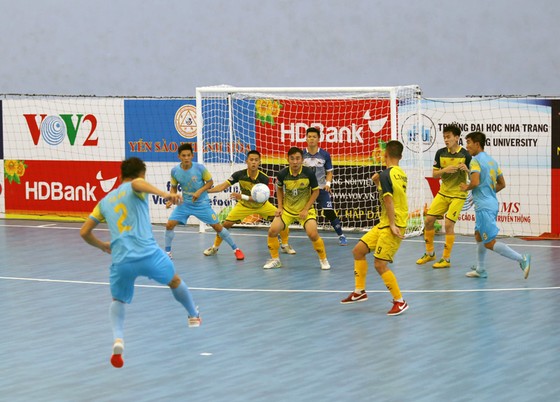 S.Khánh Hòa (áo xanh) thắng dễ 4-0 trước các cầu thủ trẻ Cao Bằng.