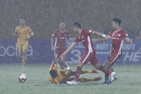 Thanh Hóa giành 3 điểm trên sân Hàng Đẫy trong trận "thủy chiến". Ảnh: MINH HOÀNG