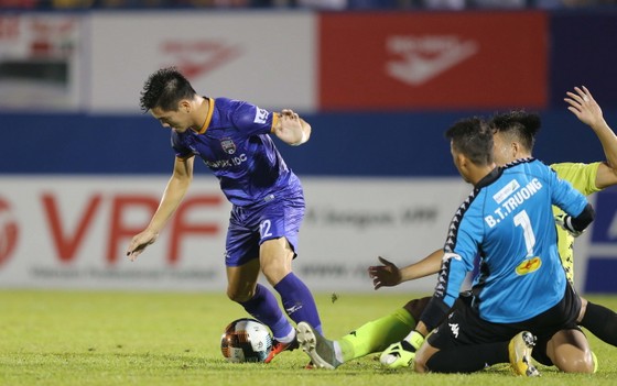 Hà Nội FC giành 3 điểm trên sân Bình Dương trong trận đấu nhiều tranh cãi ảnh 2
