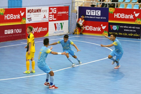 Niềm vui của Sanatech Khánh Hòa sau bàn thắng muộn.