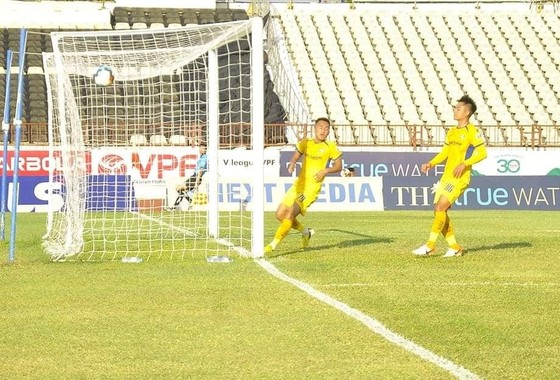 Phan Văn Đức giúp SLNA giữ 1 điểm ở trận derby Nghệ - Tĩnh  ảnh 1