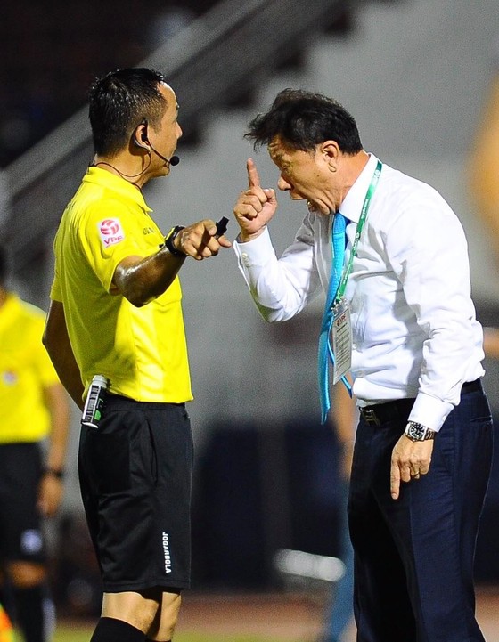 Bỏ qua 3 tình huống phạt 11m cho đội Nam Định, trọng tài Xuân Hùng bị ‘treo’ 3 trận ảnh 2