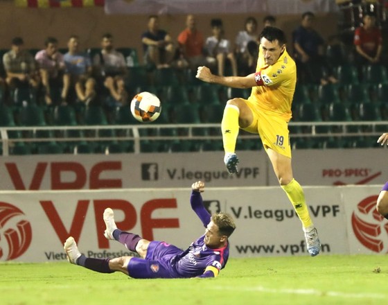 Bỏ qua 3 tình huống phạt 11m cho đội Nam Định, trọng tài Xuân Hùng bị ‘treo’ 3 trận ảnh 1