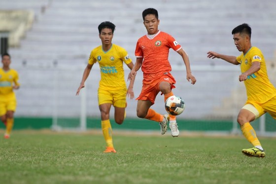 Bình Định (áo cam) tận dụng thành công ưu thế sân nhà để giành 3 điểm trước Tây Ninh. Ảnh: NGUYỄN DŨNG