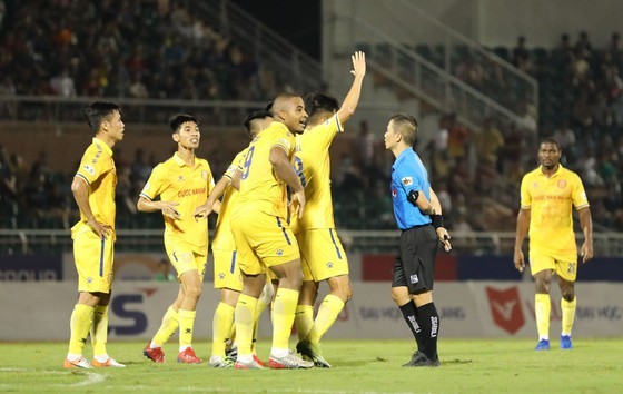 Cầu thủ Nam Định phản ứng trọng tài trong trận gặp CLB Sài Gòn. Ảnh: Nguyễn Hoàng