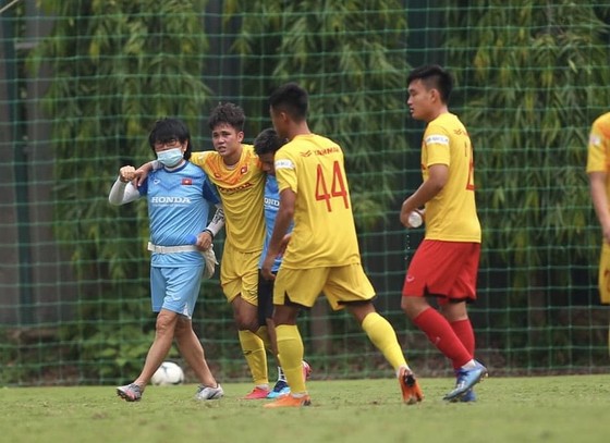 Tiền đạo Lê Minh Bình bị chấn thương trong trận đấu tập. Ảnh: MINH HOÀNG 