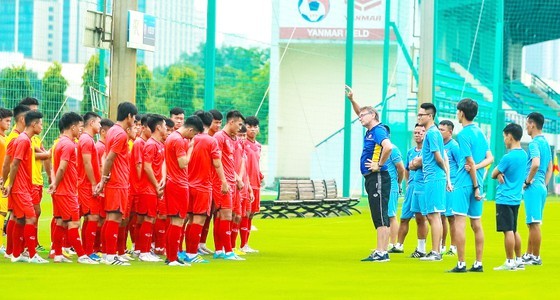 Đức Thông lập cú đúp trong chiến thắng của Phố Hiến trước U19 Việt Nam ảnh 1