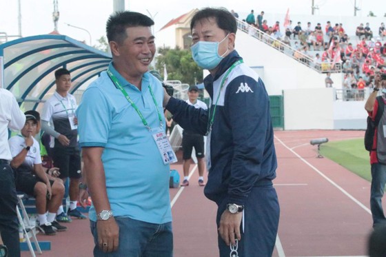 HLV Trần Minh Chiến cùng đồng nghiệp Chung Hae-song trước trận đấu. Ảnh: HỮU THÀNH 