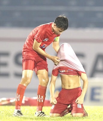 Thua ngược ở trận đầu tiên tại bảng "tử thần", thầy trò Huỳnh Kesley gặp khó ảnh 3