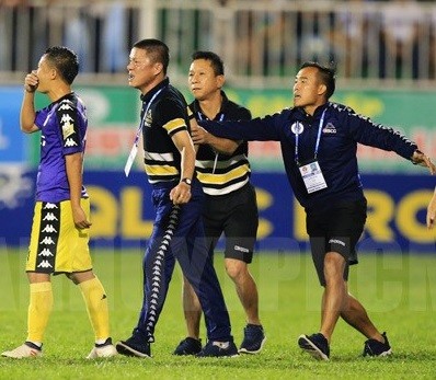 HLV Chu Đình Nghiêm có thể bị cấm chỉ đạo trận cuối của CLB Hà Nội ảnh 1