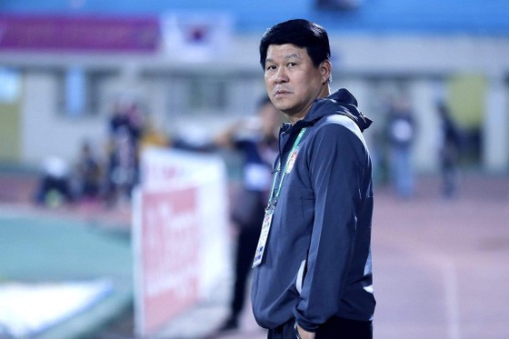 Thầy trò HLV Vũ Tiến Thành thua tâm phục khẩu phụ Hà Nội FC. Ảnh: MINH HOÀNG