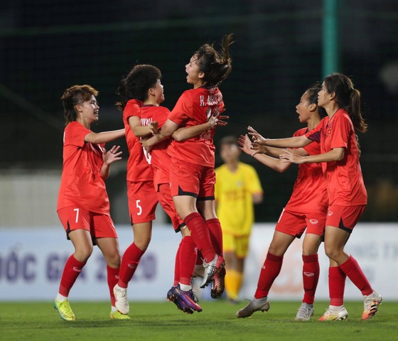Niềm vui vô địch của các cô gái đội Dự tuyển Việt Nam