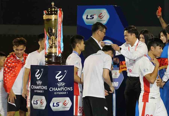 HLV Trương Việt Hoàng: 5 phút cuối trận tôi không dám theo dõi ảnh 1