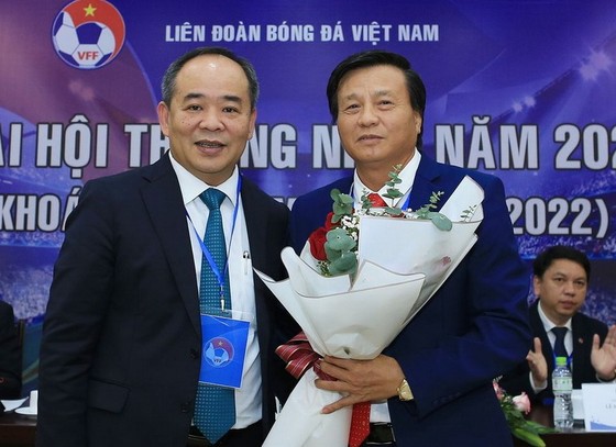 Tân Phó chủ tịch VFF Lê Văn Thành (bên phải). Ảnh: MINH HOÀNG