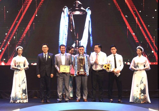 Các tài năng bóng đá Việt rực sáng trong đêm V-League Awards ảnh 1