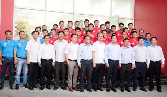 Tập thể đội Long An chụp ảnh lưu niệm với các lãnh đạo UBND Tỉnh, Sở VHTT, Nhà tài trợ. Ảnh: Anh Tuấn