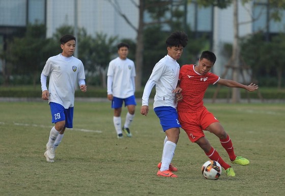 PVF (áo đỏ) thắng cách biệt 3-1 trước An Giang