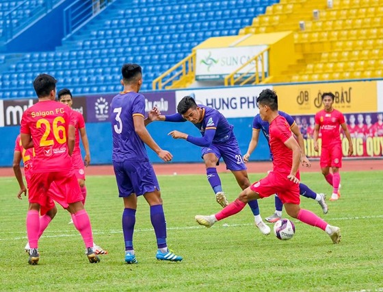 HLV Phan Thanh Hùng dự khán trận B.Bình Dương thắng Sài Gòn FC 2-0 ảnh 1