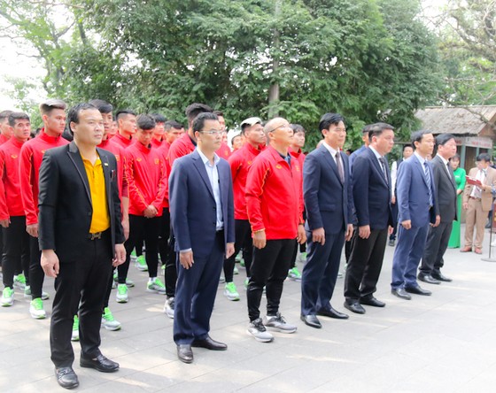 Lãnh đạo VFF cùng tập thể BHL, cầu thủ ĐTQG và U22 Việt Nam tại khu di tích Quốc gia Đền Hùng